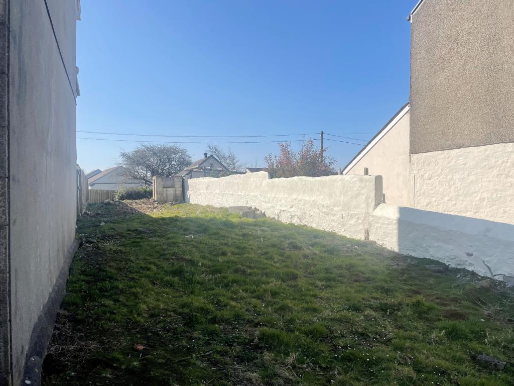 Lot: 38 - FREEHOLD PROPERTY WITH ADDITIONAL LAND - Land to side from alternative angle